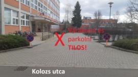Jókai szakrendelő várakozás parkolás tilos