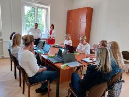 Kovács Péter polgármester és Ács Anikó alpolgármester asszony az EpiPen injekcóval kapcsolatos tudnivalókat ismertetik