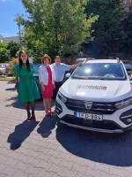 Kovács Péter polgármester, Ács Anikó alpolgármesterasszony és Serf Szonja a Területi Szociális Szolgálat vezetője az intézmény új autója előtt