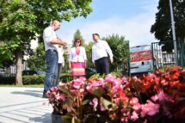 Kovács Péter polgármester Ács Anikó alpolgármesterasszony és Csillik Kristóffal, a Kerület Gazda igazgatója beszélget virágok mellett