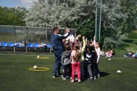 Az Ikarus BSE egyik labdarúgó edzője biztatja a gyerekeket a következő feladatra