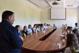 Kovács Péter polgármester kakaózik az őt meglátogató diákokkal