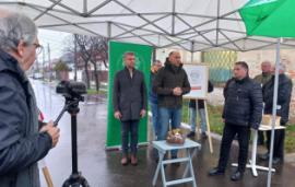 Kovács Péter polgármester, Szatmáry Kristóf országgyűlési képviselő és Szász József alpolgármester átadják a megújult utcákat