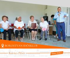 Kovács Péter polgármester köszönti az idősklub tagjait.