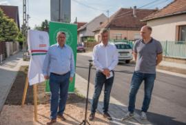 Kovács Péter polgármester, Szatmáry Kristóf országgyűlési képviselő és Szász József alpolgármester átadják a felújított Rózsalevél utcát.