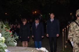 Ács Anikó alpolgármester, Kovács Péter polgármester és Szász József alpolgármester fejet hajtanak az 1956-os forradalom és szabadságharc hőseinek és mártírjainak az emlékére.