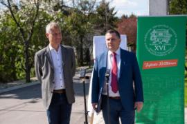 Kovács Péter polgármester és Szatmáry Kristóf országgyűlési képviselő beszédet mond az útátadón
