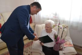Kovács Péter polgármester köszönti Piroska nénit 95. születésnapja alkalmából.