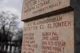 A Cinkotai Temetőben található II. világháborús emlékmű felirata: A II. világháborúban eltűntek és elesettek...