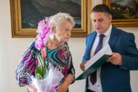 Zsuzsa néni megkapja Kovács Péter polgármestertől az emléklapot