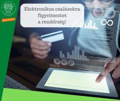 Elektroniksu csaló egy laptop előtt tart egy lopott bankkártyát "Elektronikus csalásokra figyelmeztet a rendőrség!" felirat mellett.