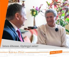 Kovács Péter polgármester és Zelei Ferencné Györgyike beszélgetnek