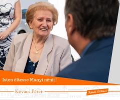 Kovács Péter polgármester beszélget Manyi nénivel