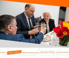 Kovács Péter polgármester és Szász József alpolgármester koccint az ünnepelttel