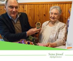 Szász József alpolgármester köszönti Dernovics Istvánné Nusi nénit kilencvenedik születésnapja alkalmából