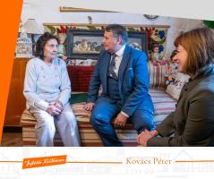 Kovács Péter polgármester és Ács Anikó alpolgármester köszönti Bányai Istvánnét