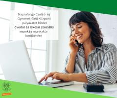 Napraforgó Család- és Gyermekjóléti Központ  pályázatot hirdet óvodai és iskola szociális munkás munkakör  betöltésére - egy nő telefonál az íróasztalnál