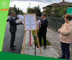 Szatmáry Kristóf országgyűlési képviselő, Kovács Péter polgármester és dr. Környeiné Rátz Katalin önkormányzati képviselő átadják a Párta utcát.