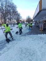 Kerületgazda munkatársai lapátolják a havat