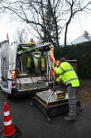 Kátyútlanítást végez a Kerületgazda munkatársa