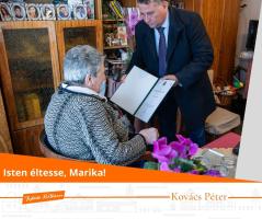 Kovács Péter polgármester átadja az oklevelet az ünnepeltnek