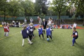 Futballrangadó a felújított Centi ovi udvarán.