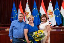 Kovács Péter polgármester, Dénes Hilda, a Gyerekkuckó Óvoda vezetője és Ács Anikó alpolgármester a Bárczy István-díj átadóján.