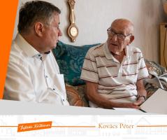 Kovács Péter polgármester köszönti Schmidt Sándort