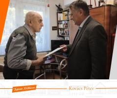 Az ünnepelt átveszi az oklevelét Kovács Péter polgármestertől