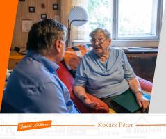 Kati néni és Kovács Péter polgármester beszélgetnek