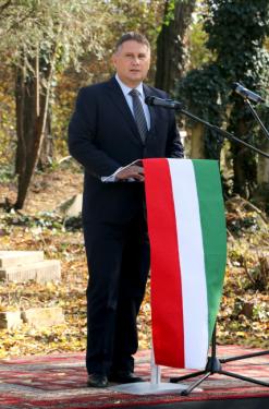 Kovács Péter beszédet mond a temetőben