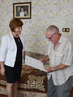 Birbauer Imrét köszönti Ács Anikó alpolgármester