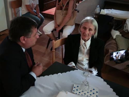 Kovács Péter polgármester köszönti doktor Jakab Sándornét