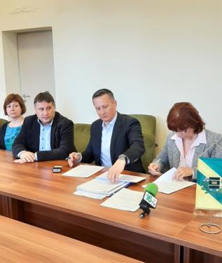 szakrendelő bővítés szerzdődés aláírás