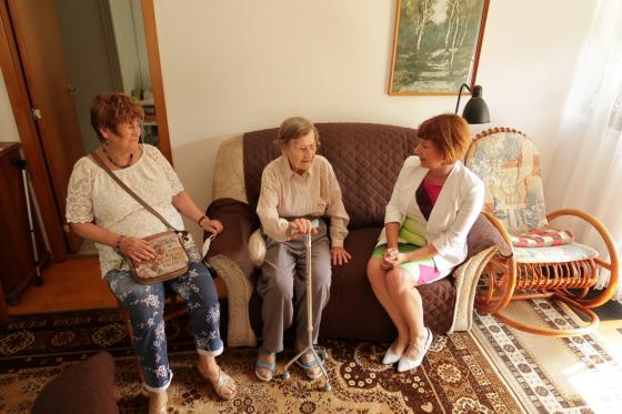 Ács Ankó alpolgármester, doktor Környeiné Rátz Katalin önkormányzati képviselő és Kaposy Miklósné