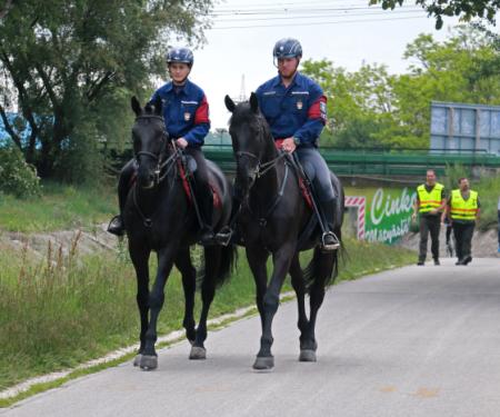 Hegedűs Ildikó címzetes rendőr zászlós és Kertész Attila Norbert rendőr törzsőrmester lovaikkal Viharral és Vidorral