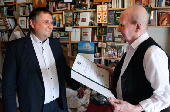 Kovács Péter polgármester köszönti Molnár V. Józsefet