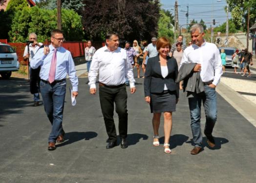 Fürjes Balázs Budapest és a fővárosi agglomeráció fejlesztéséért felelős államtitkár, Szatmáry Kristóf Budapesti Útépítési Program koordinálásáért felelős miniszteri biztos, kerületünk Országgyűlési képviselője, Kovács Péter polgármester és Ács Anikó alpolgármester
