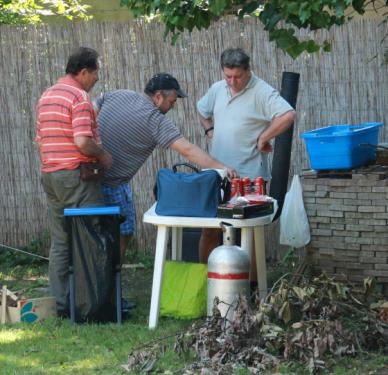 bográcsban készül az ebéd