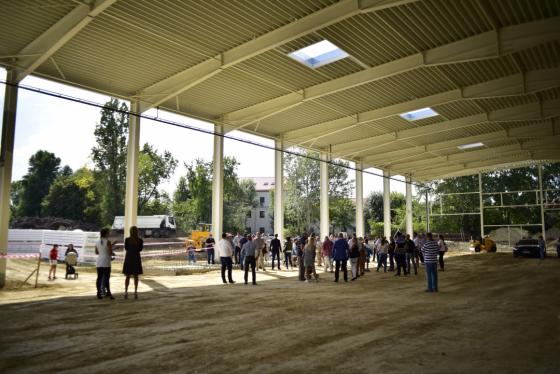 épülő jégcsarnok