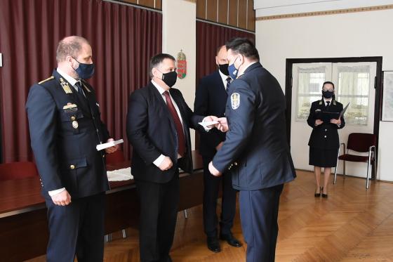 Kovács Péter polgármester átadja a jutalmakat