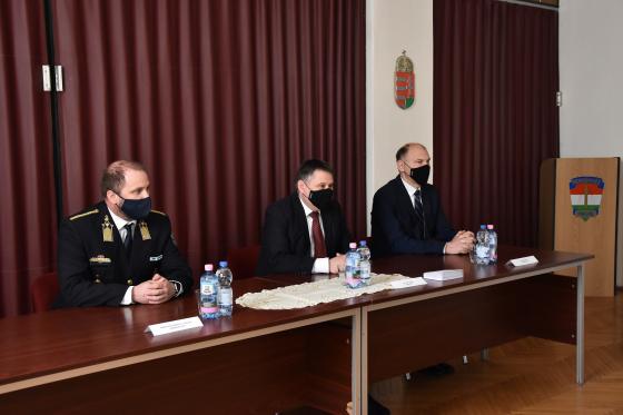 Kovács Péter polgármester és Szász József alpolgármester, Horváth Szabolcs kapitányságvezető