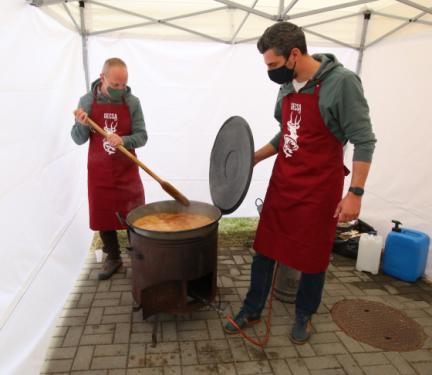 Bácsi Gergely és Oláh Csaba főznek