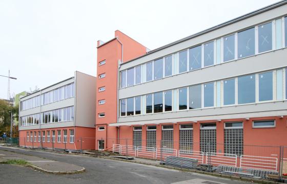 szakrendelő emelettel