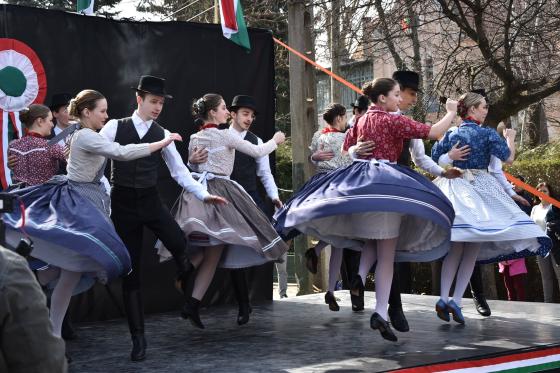 Erzsébetligeti Színház által szervezett megemlékezésen közreműködtek a Liget Táncegyüttes néptáncosai