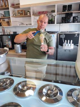 Fazekas Ádám a Fazekas Cukrászda pultja mögött