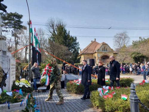 Kovács Péter polgármester helyezte el az emlékezés virágait a Prodám-Pilótai utcai Hősi emlékműnél