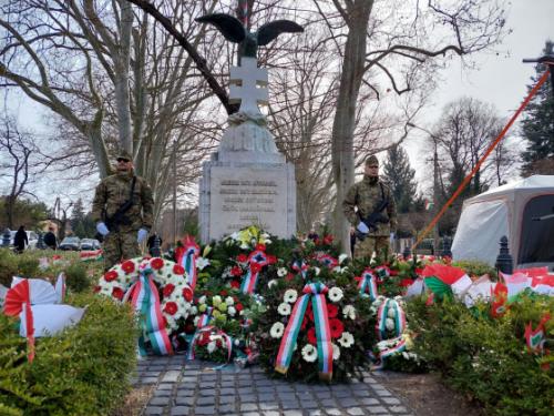 Prodám-Pilótai utcai Hősi emlékmű koszorúkkal