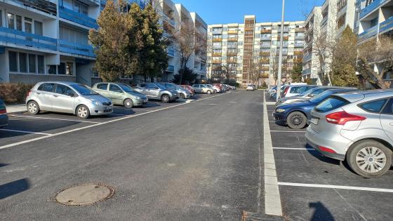 Enikő utca napsütésben