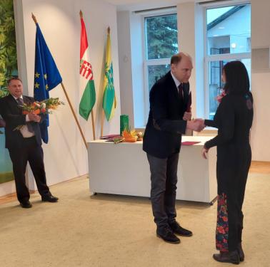 Szász József alpolgármester átadja a Kerületi Pedagóguselismerések egyikét